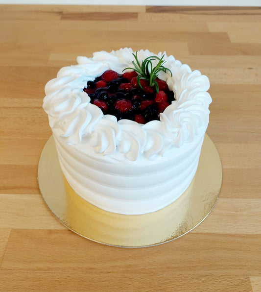 Täytekakku soijavaahdolla ja marjapäällisellä