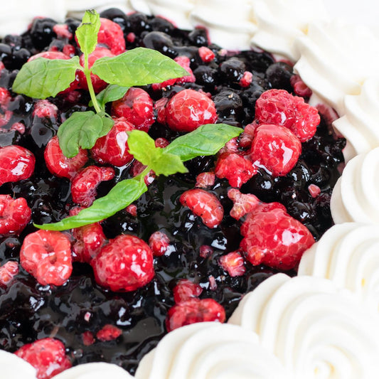 Kermakakku marjapäällisellä